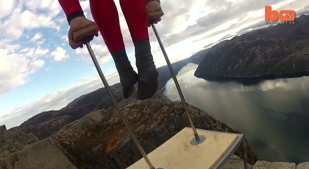 Men denna gång står han på en klippa i Norge.